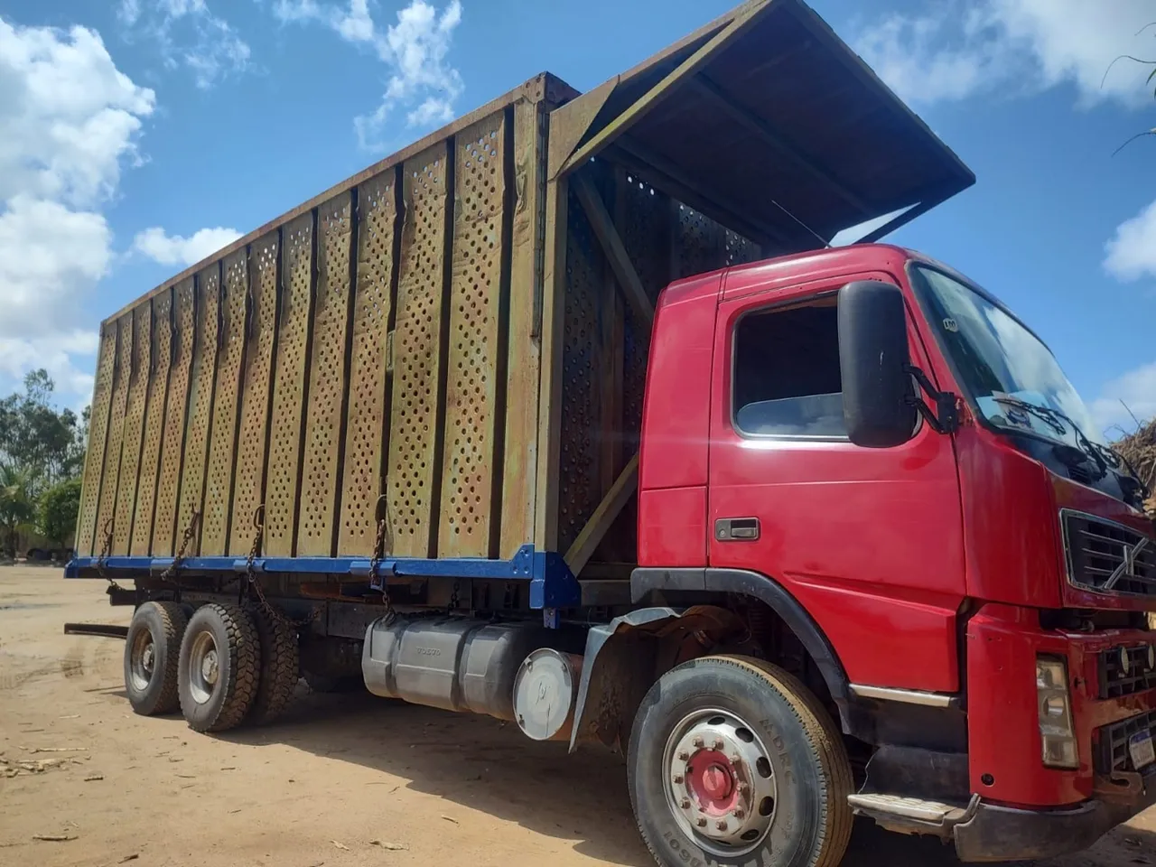 Vendo conjunto caminhão Volvo +Reboque