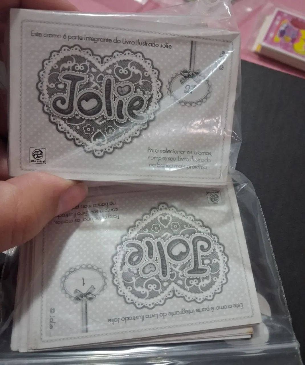 Lote de Figurinhas Jolie - Foto 2