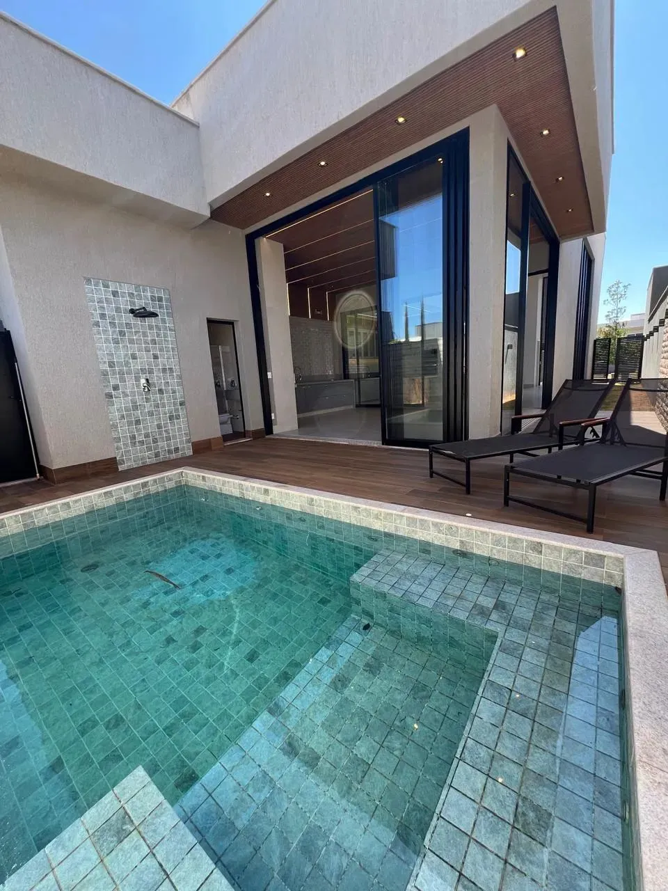 Casa para venda possui 251 metros quadrados com 4 suítes em Goiânia Golfe Clube