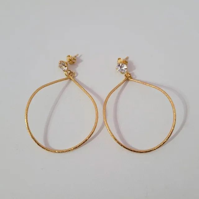 Brinco argola dourada com pedrinha brilhante - Foto 2