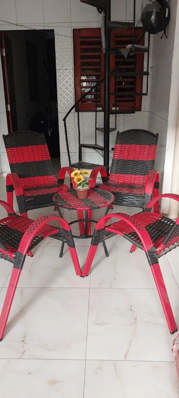 Quatro cadeiras com mesa de centro 