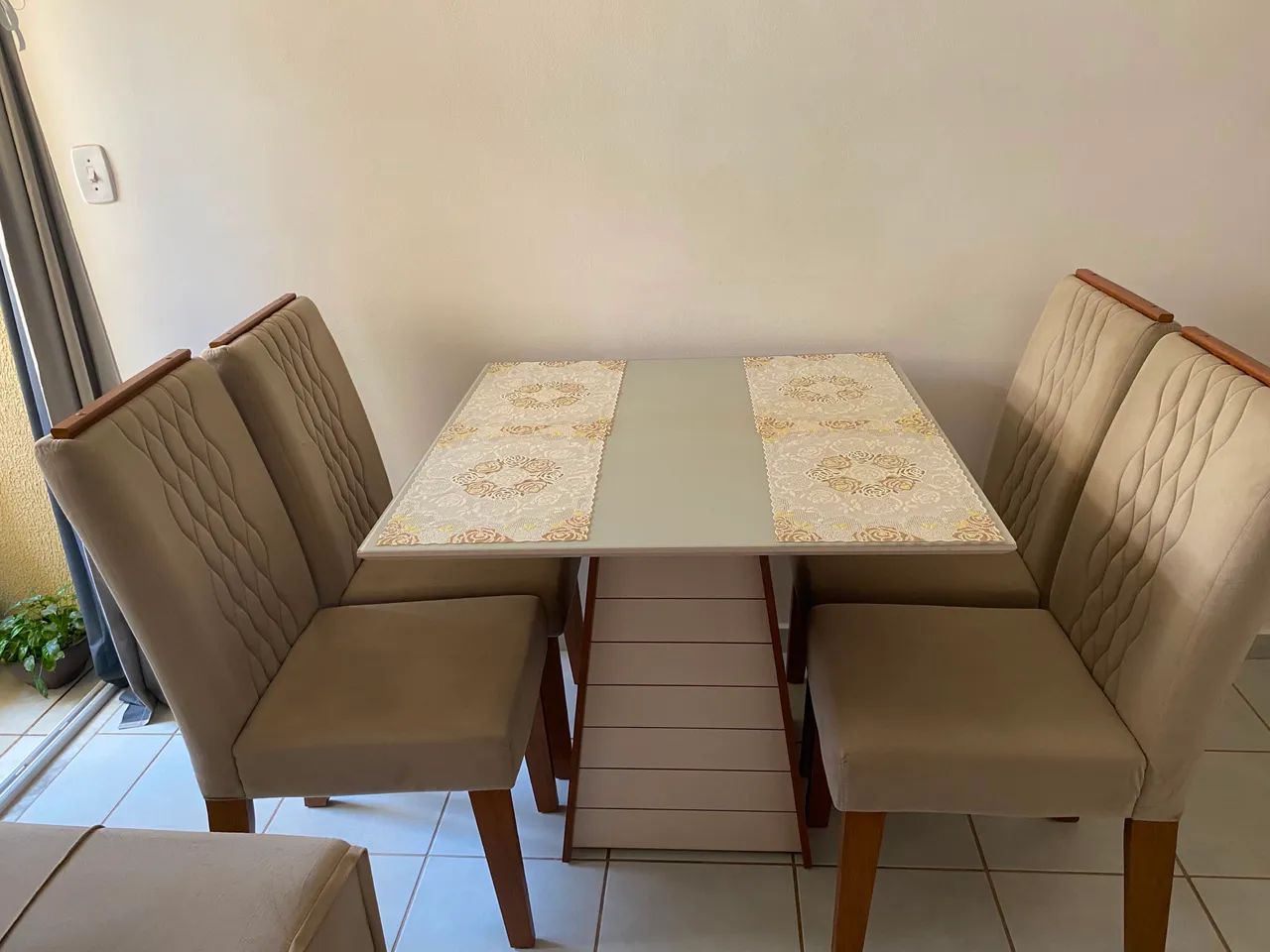 Vendo Conjunto de Mesa com 4 Cadeiras - Foto 3