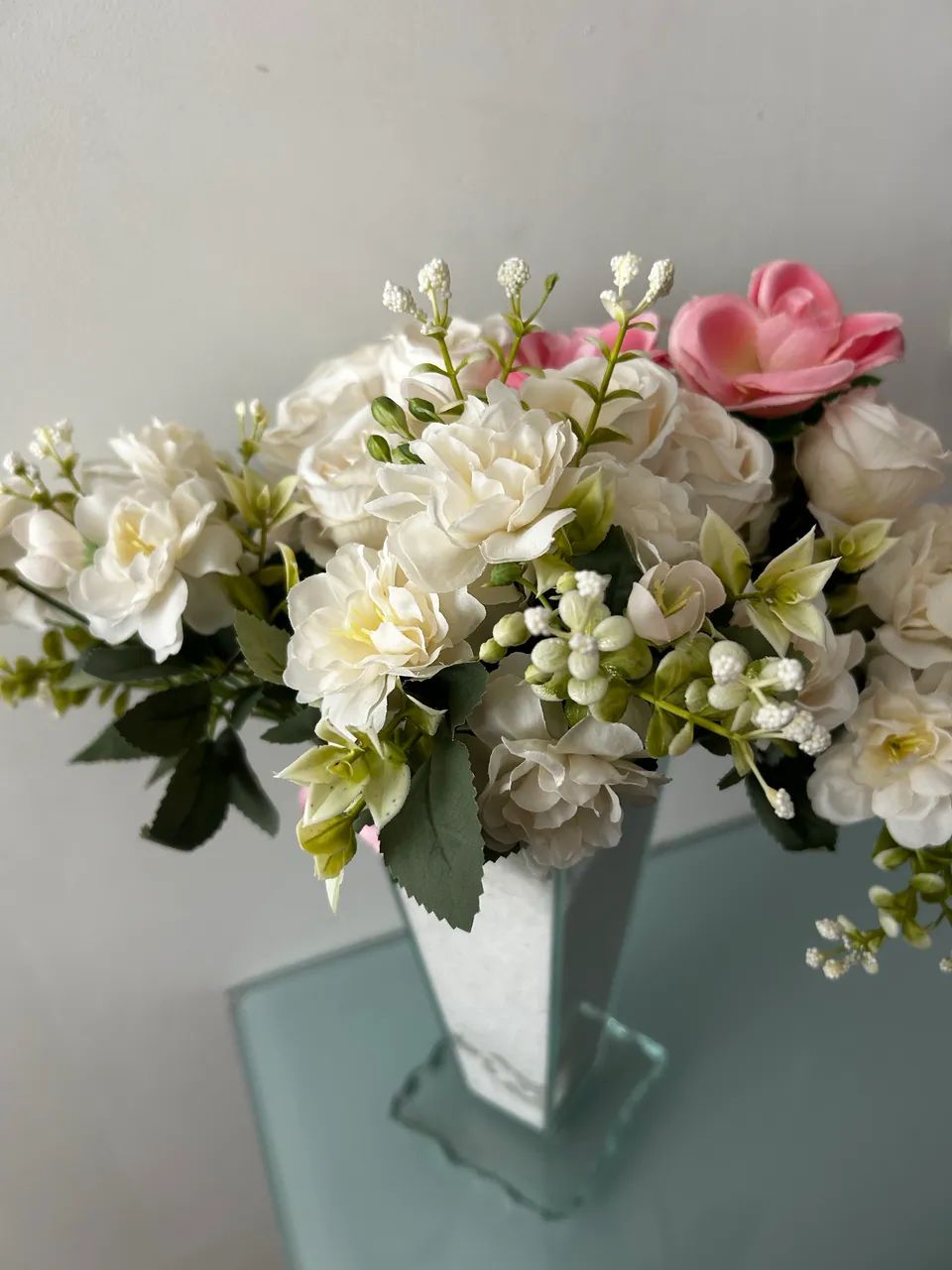 Vaso vidro bisote e arranjos florais 