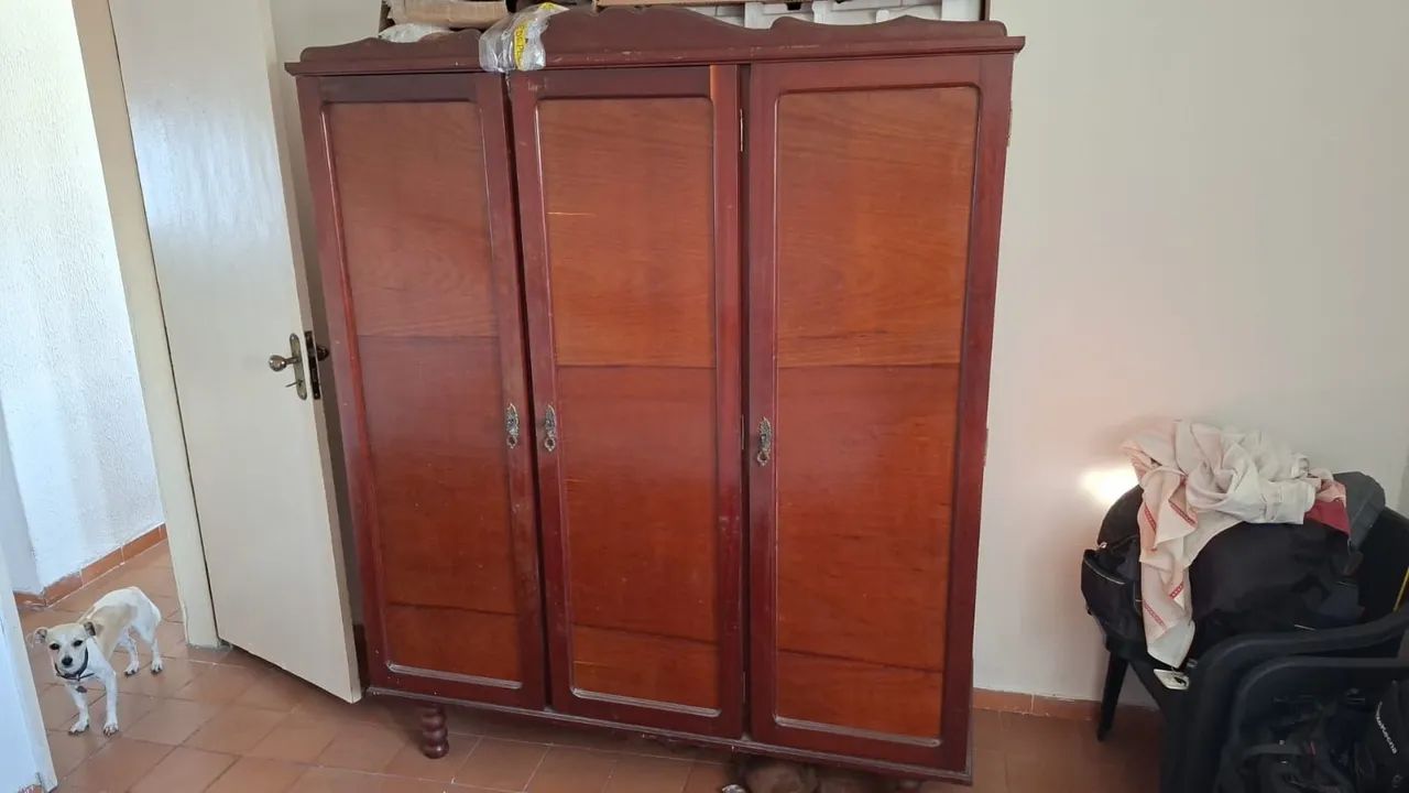 Vendo guarda-roupa de madeira maciça 