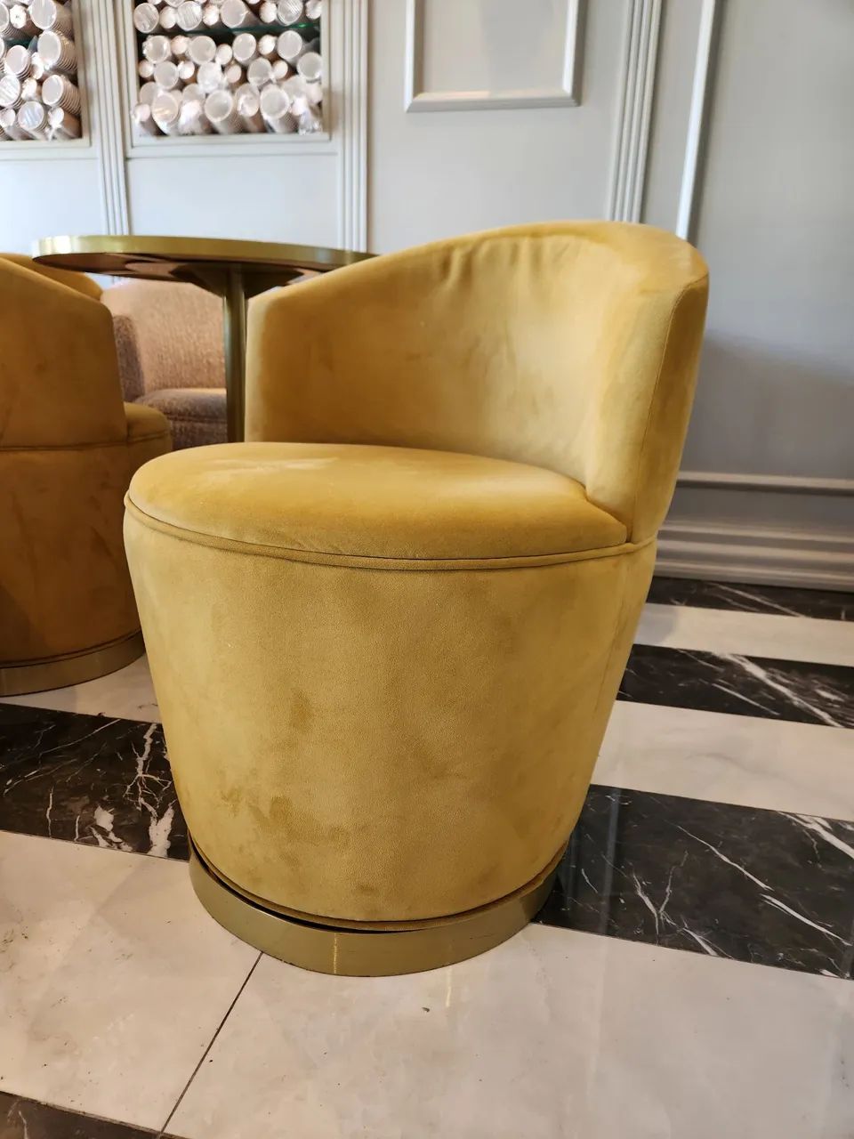 Poltrona giratória amarelo mostarda