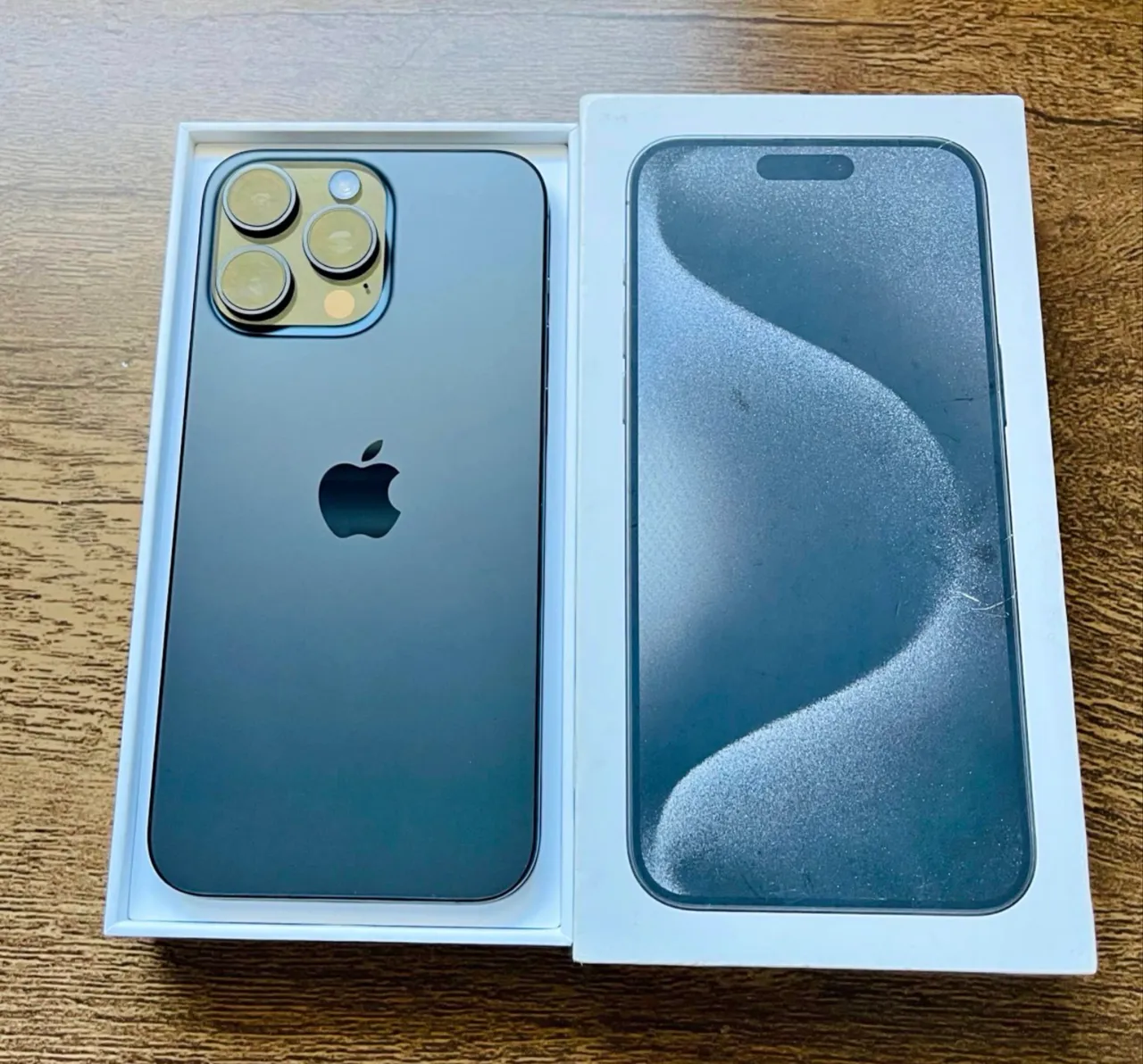 美品！ iPhone 15 Pro Max シルバー 本体 iPhone 15 pro max 256 silver impecável - Celulares e Smartphones