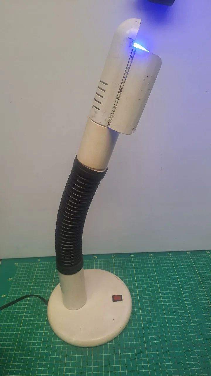 luminária de mesa vintage com base e cúpula brancas e um pescoço flexível - Foto 2