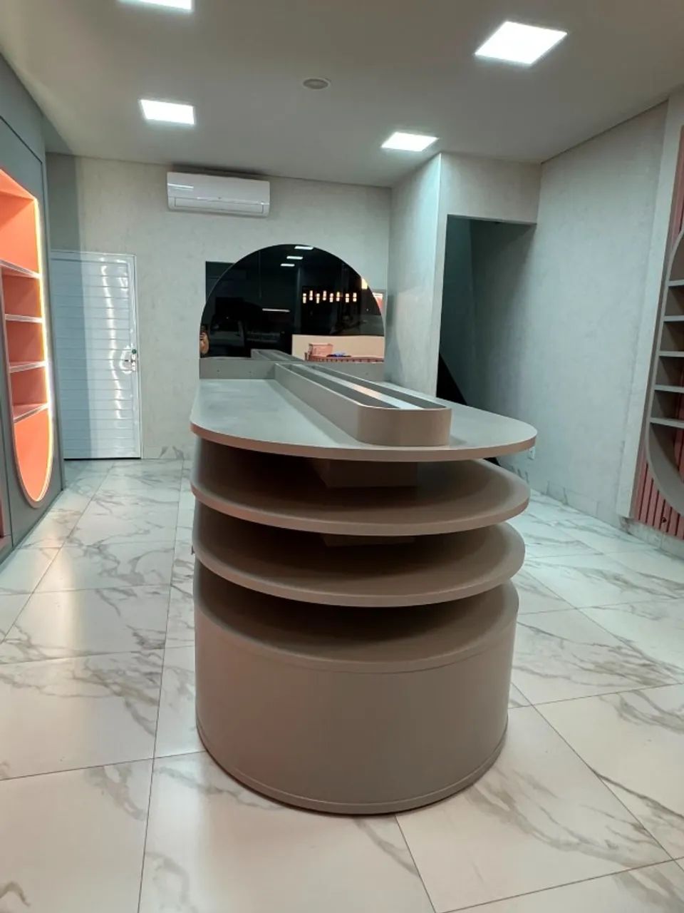 BALCÃO TIPO ILHA RENDONDA COM PRATELEIRAS, GAVETÕES E ESPELHO COM LED - Foto 3