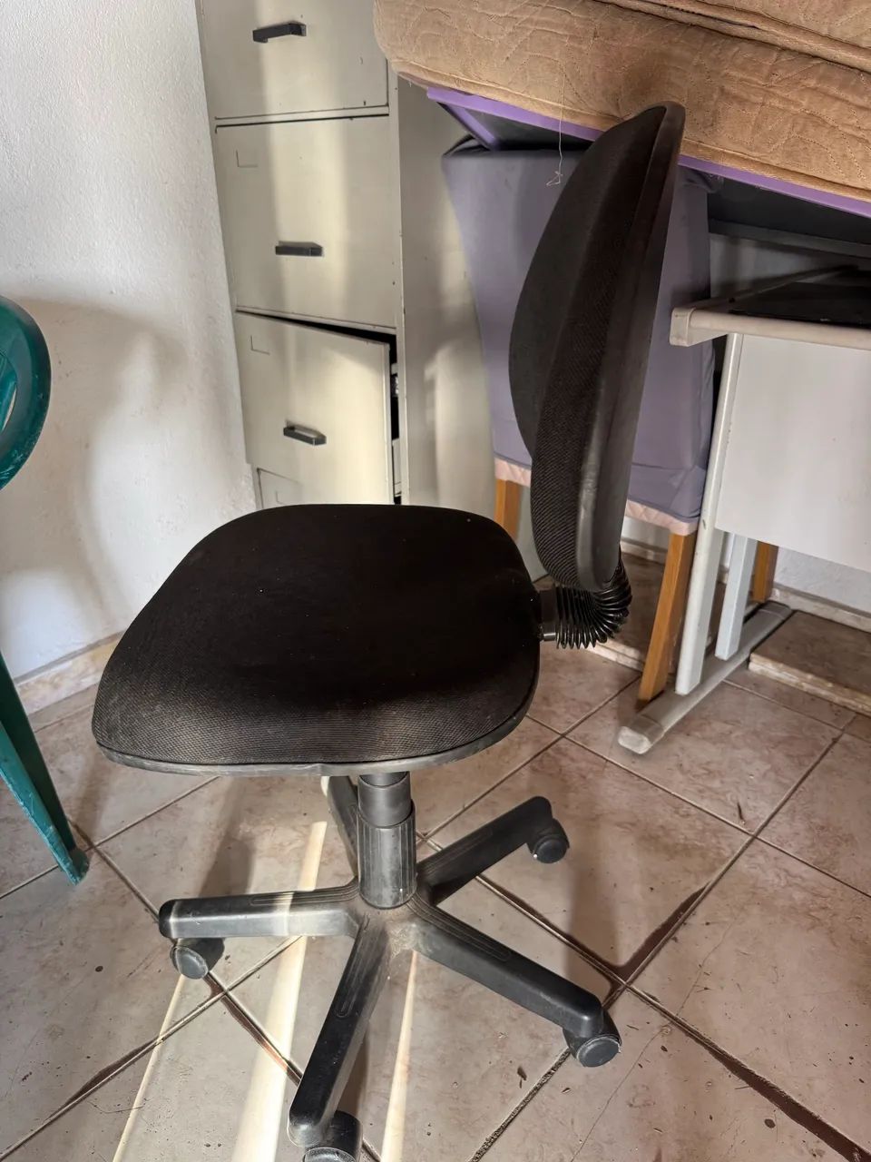 Vendo cadeira de escritório com rodinhas  - Foto 2