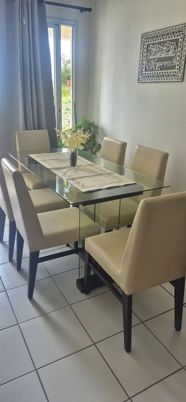 Mesa de jantar com tampo de vidro e 6 cadeiras 
