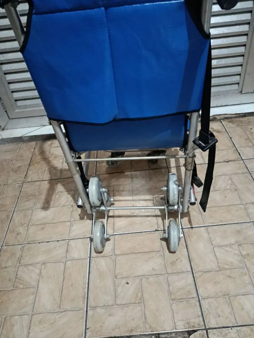 Cadeira escaladora subir e descer escadas - Foto 2