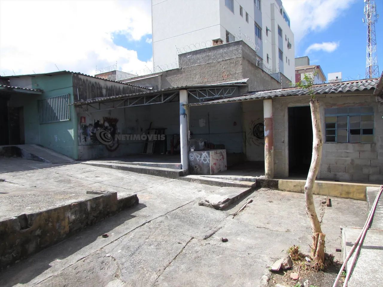 Terreno com galpão e 920 m²; de área construída próximo à Rua Alberto Cintra - Foto 3