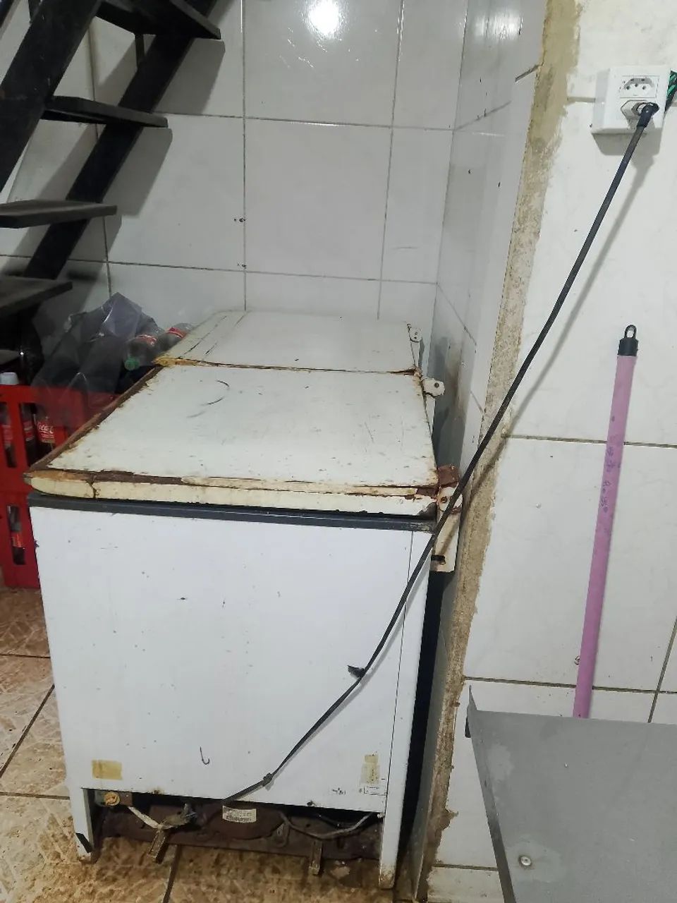 Frezer Esmaltec gelando 