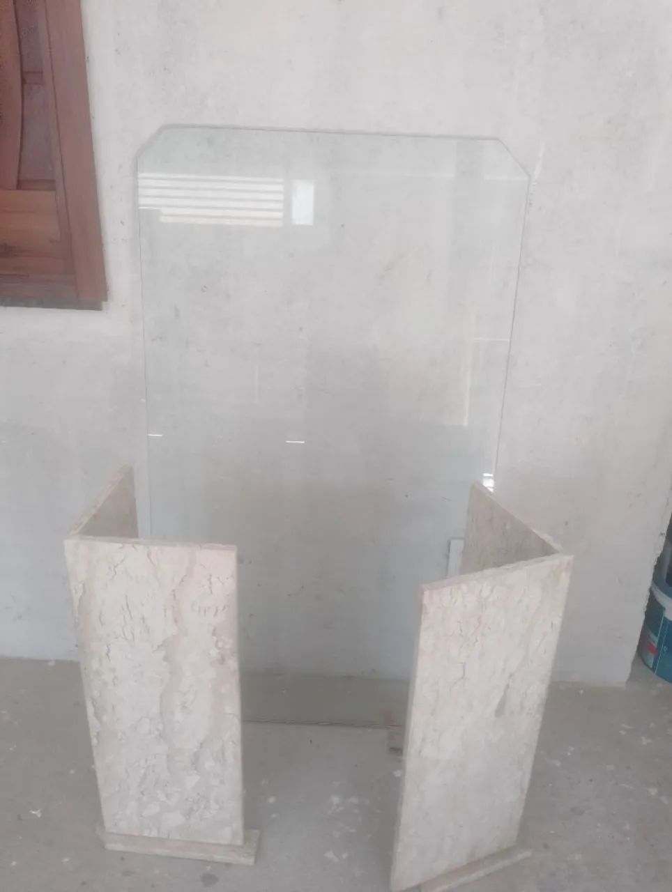 Mesa de vidro com base em mármore bege Bahia  - Foto 3