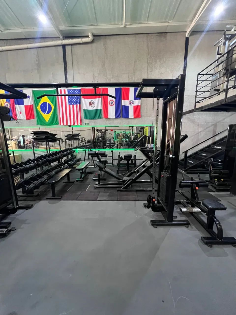 ACADEMIA /APARELHOS DE GINÁSTICA 