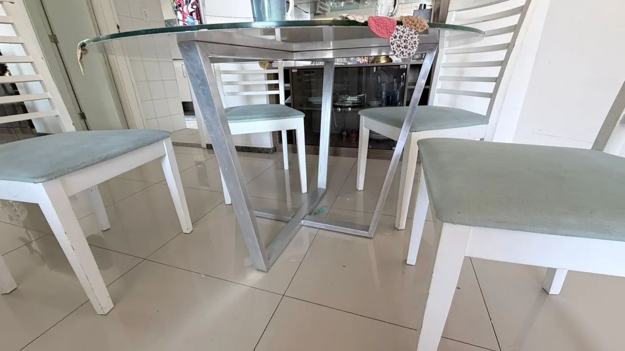 4 cadeiras e mesa em pé de alumínio e tampo de vidro 