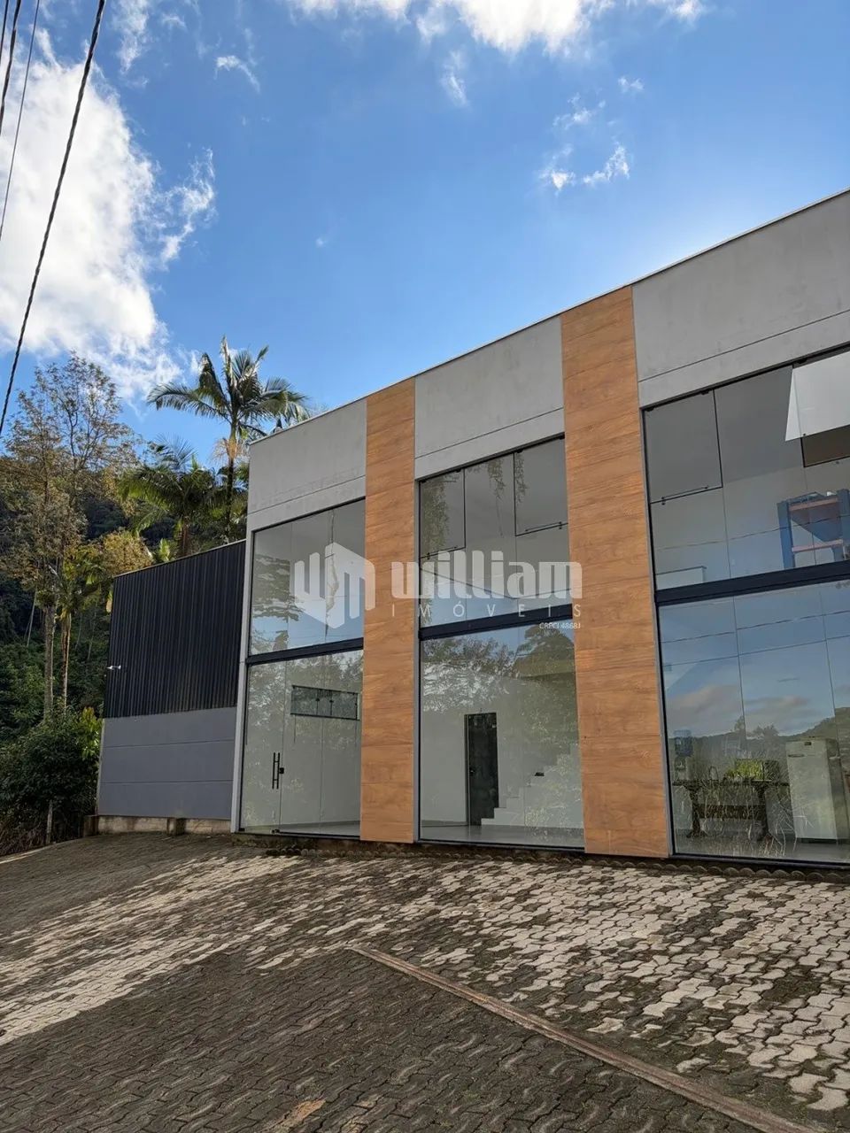 GALPÃO COM 940M² PARA LOCAÇÃO NO BAIRRO BATEAS