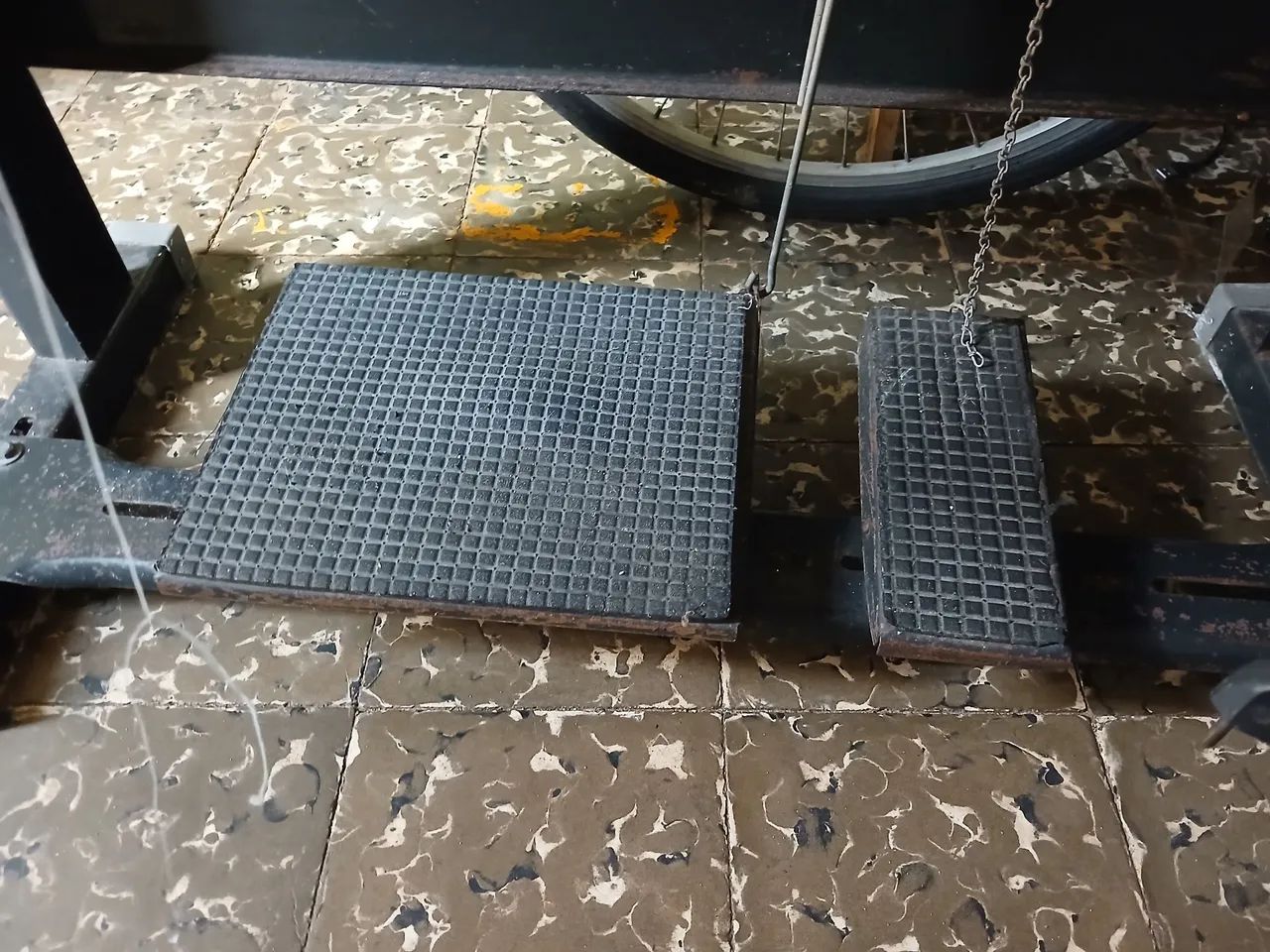 Máquina Overlock com mesa - Foto 4