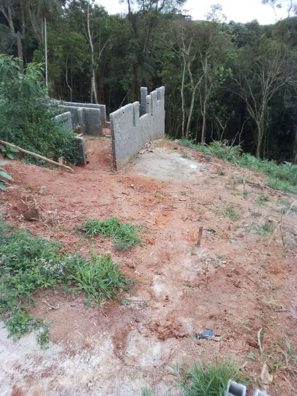 Terreno a venda c/ uma casa em obra. - Foto 4