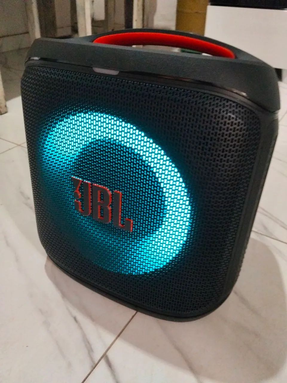Caixa de som JBl nova