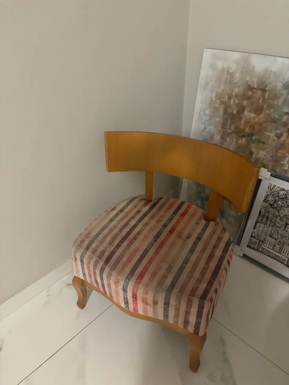 Par de poltronas em madeira estofadas - R$ 1.000 - Foto 4