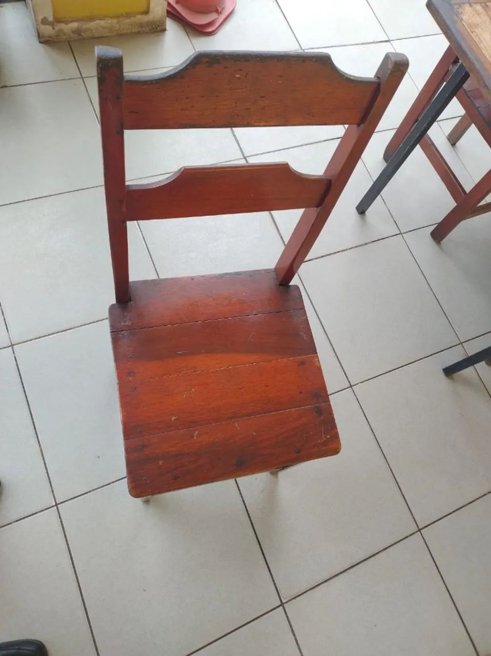 Vendos jogos de mesa de madeira com 4 Cardeira. - Foto 2