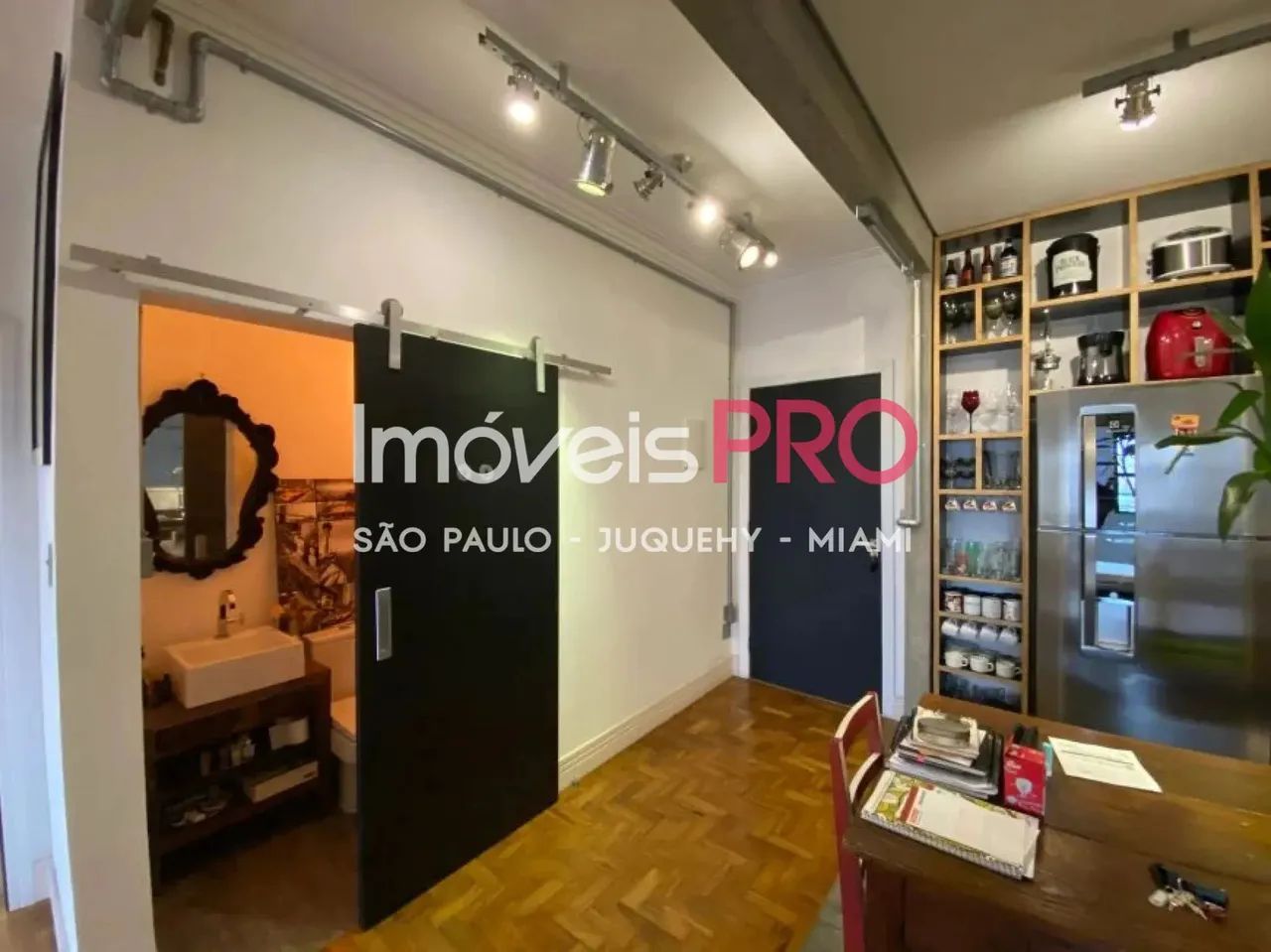 Apto reformado com 105m² de 2 dorm sendo 1 suíte e 1 vaga na Vila Mariana prox. do metrô.