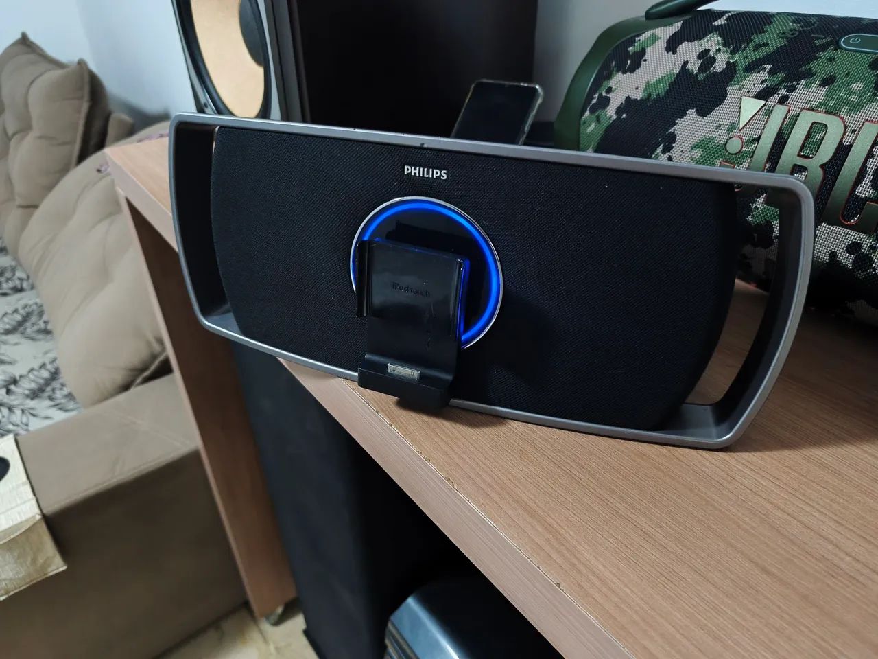 Dock Station Philips - com cabo para a entrada auxiliar.