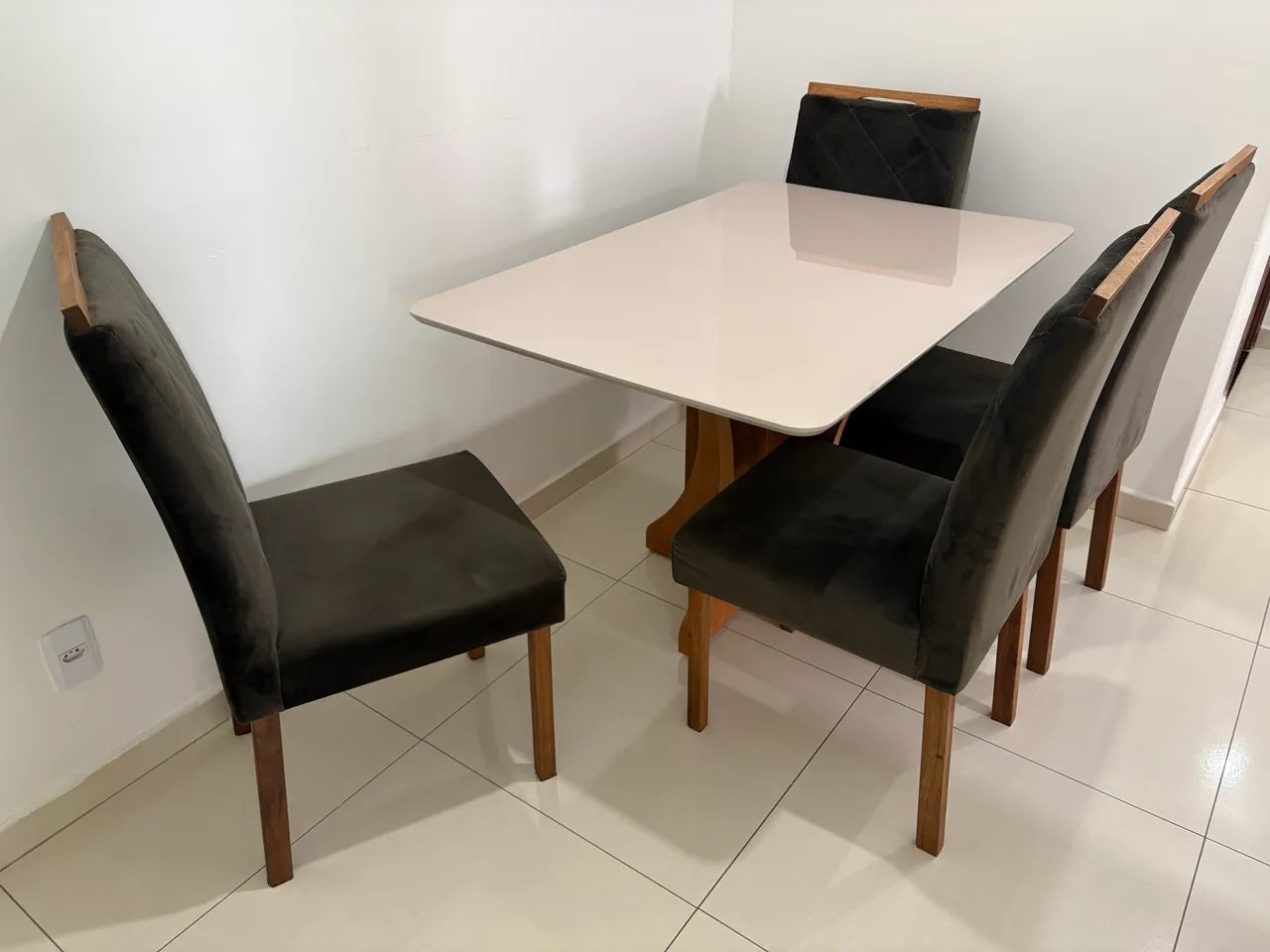 Mesa retangular c/ 4 cadeiras