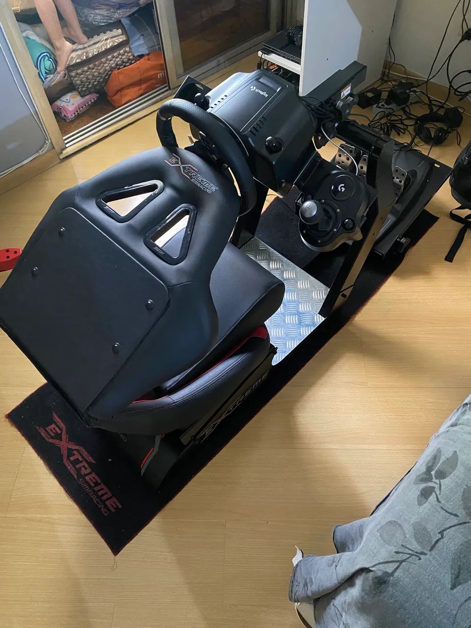 Cockpit gamer Extreme com volante e câmbio Logitech  - Foto 3