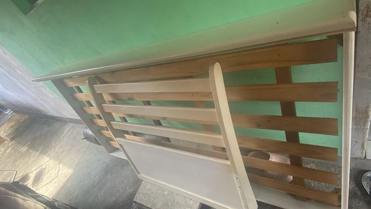 Cama solteiro com auxiliar de madeira 250,00