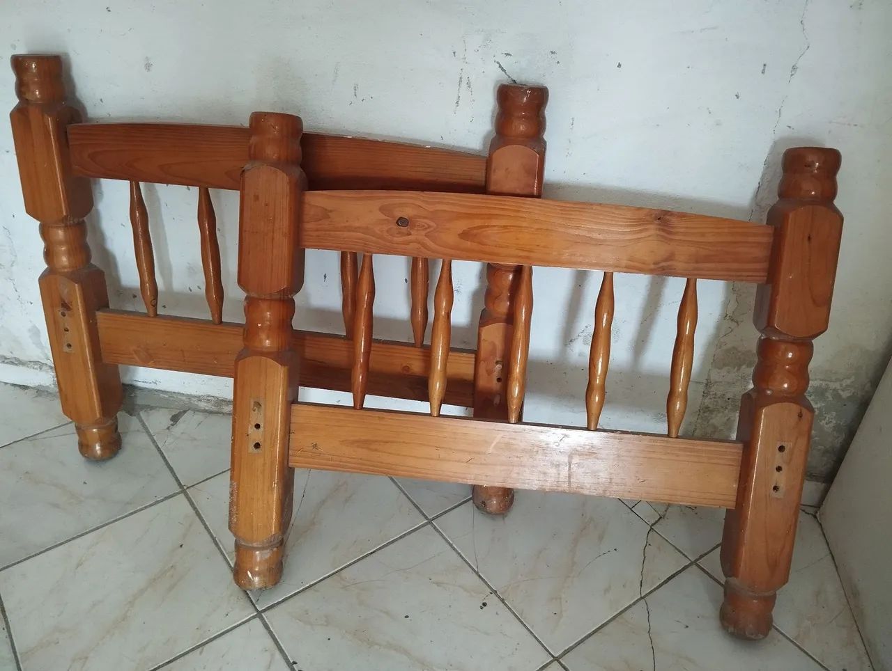 Cama de solteiro de madeira 