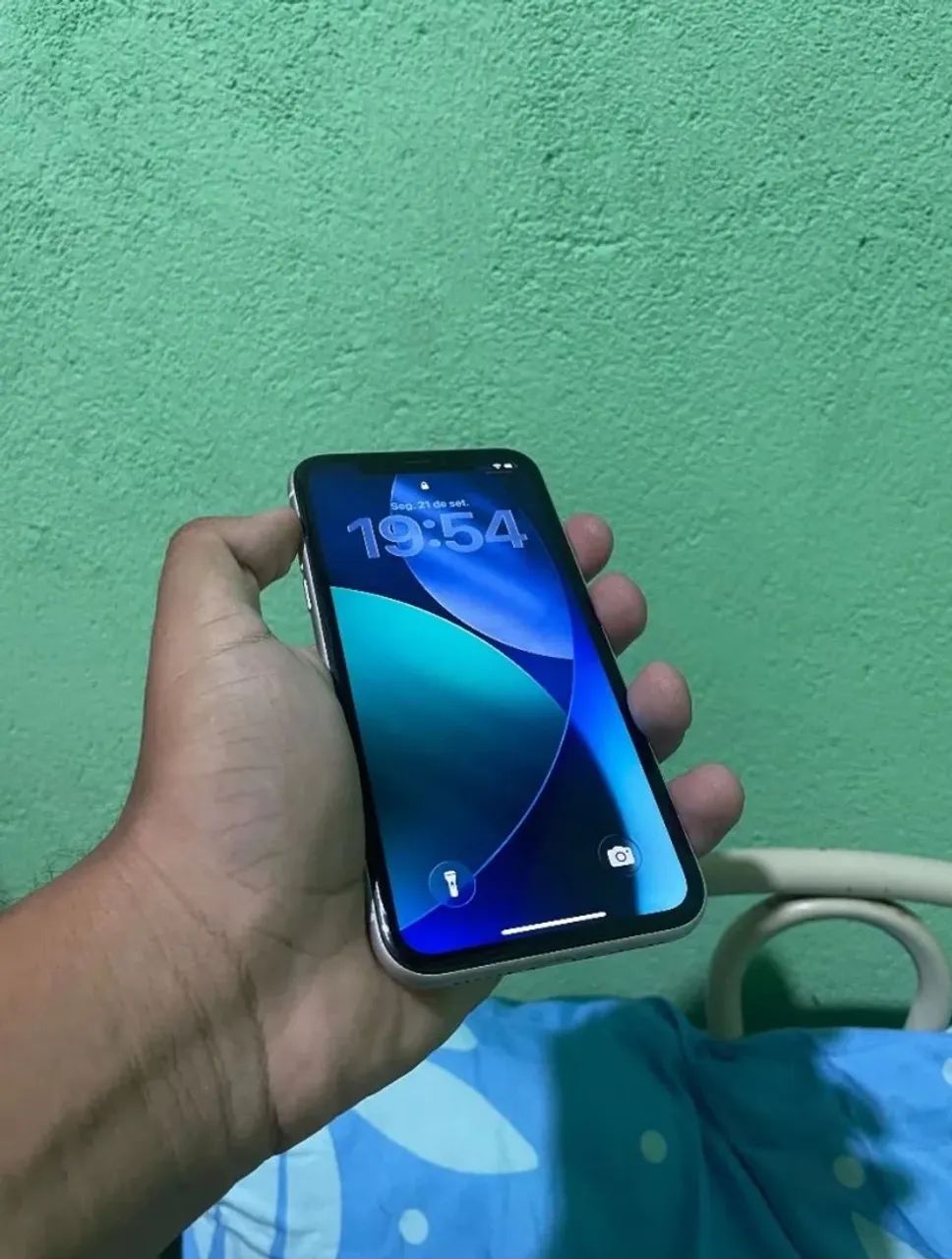 iPhone 11 64GB branco Face ID off pego Android mais volta de 100 pra mim  - Foto 4