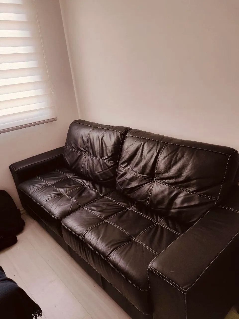 Sofá fixo em couro preto 