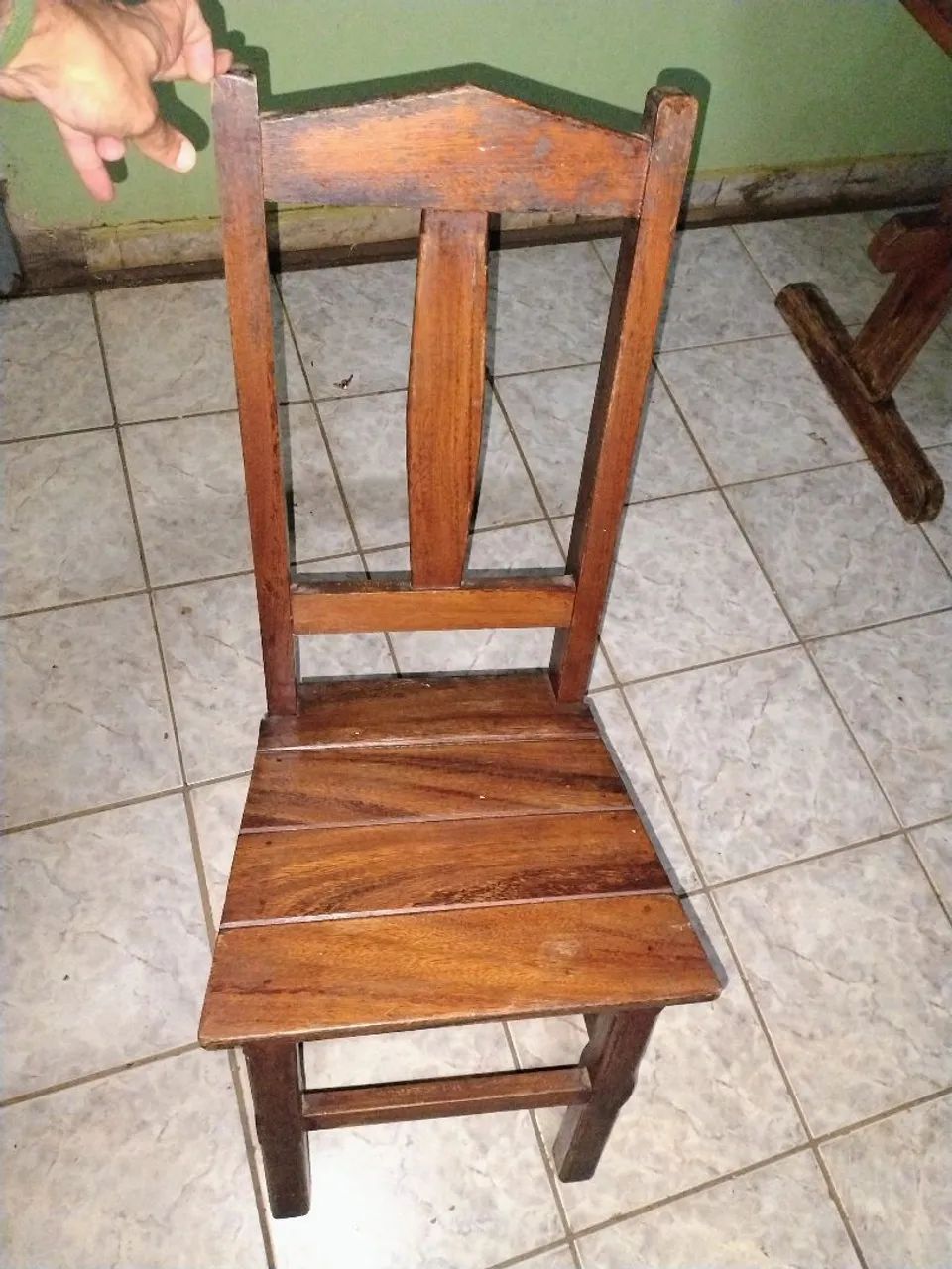 Mesa de jantar de madeira resistente com cadeiras - Foto 3