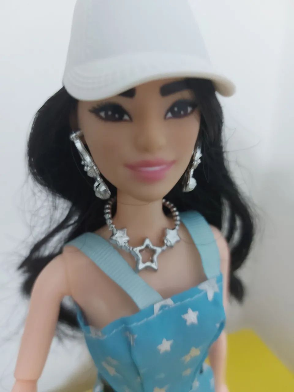 Barbie Asiática look azul com detalhes e bone branco. - Foto 5