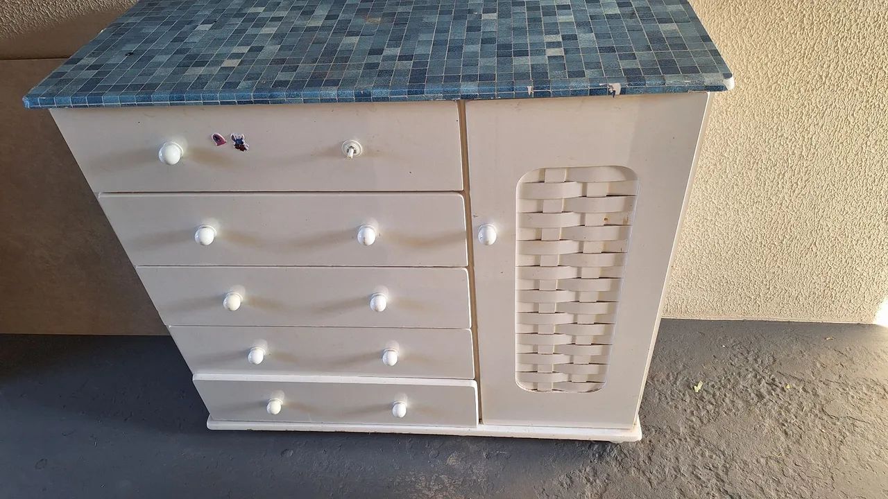 Cômoda com 5 gavetas e uma porta  - Foto 3