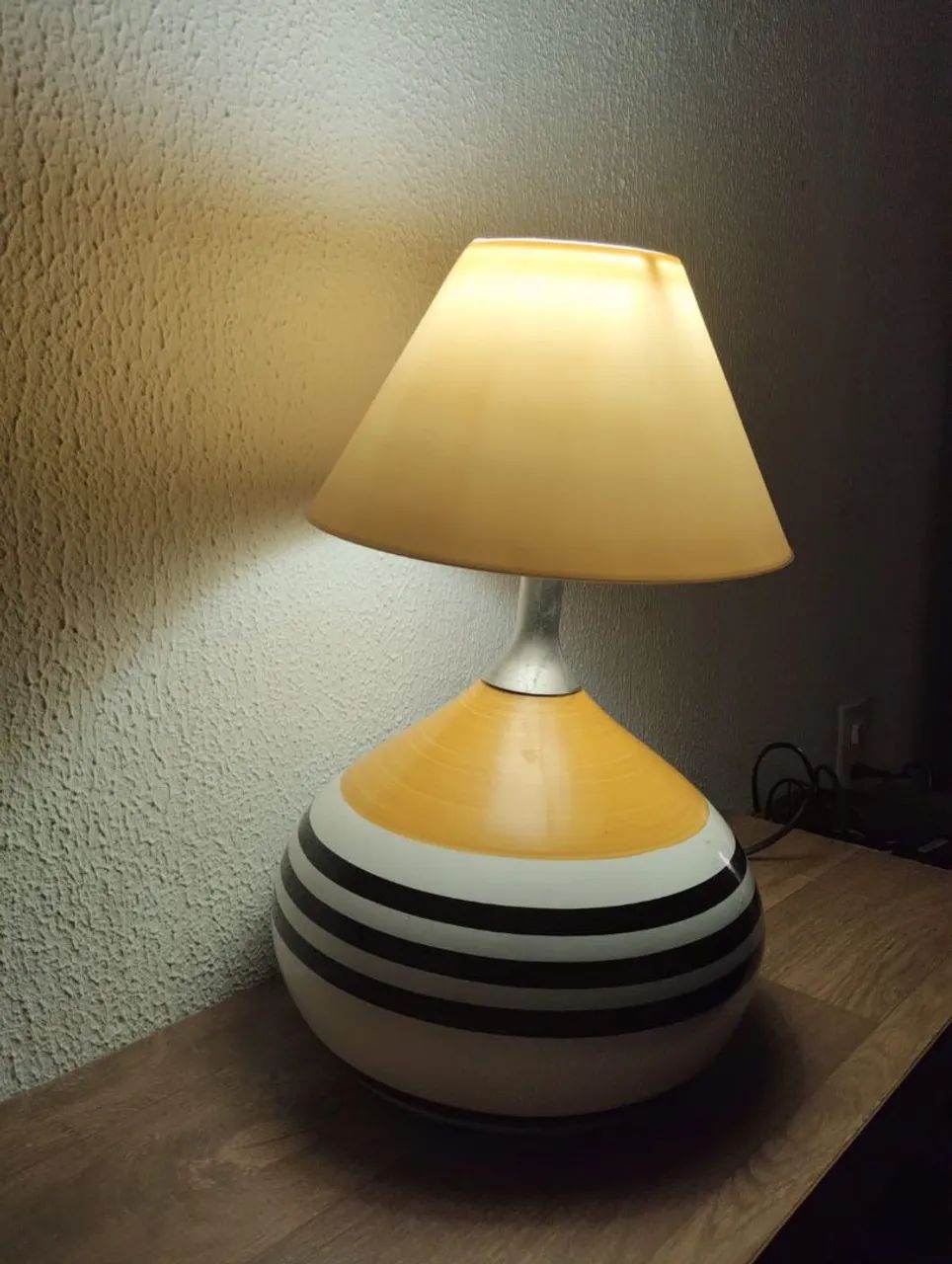 Lindo abajour de mesa cerâmica bola pintado a mão - Foto 2