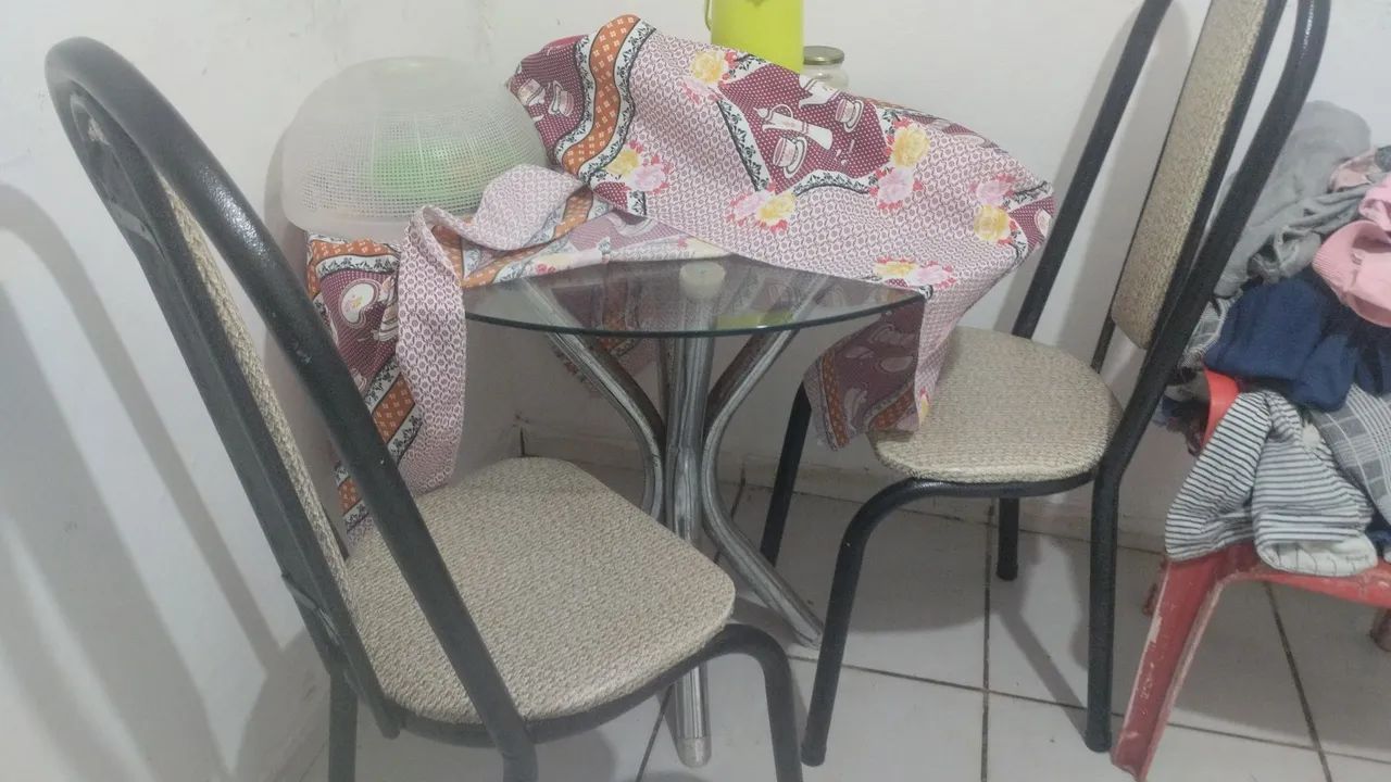 Vendo uma messa com as cadeiras 