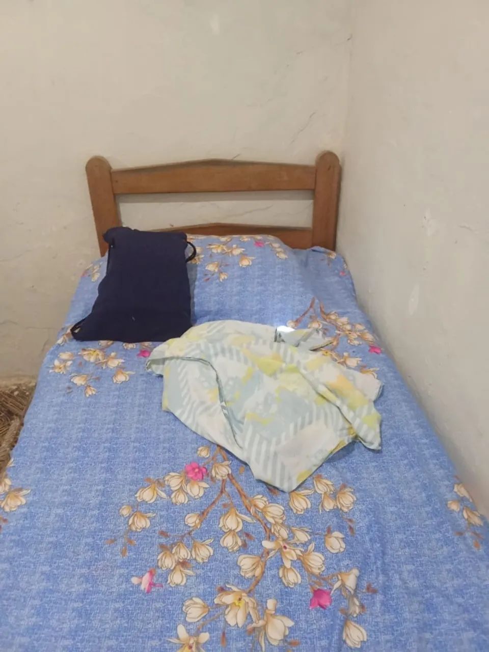 Vendo cama de solteiro em madeira 