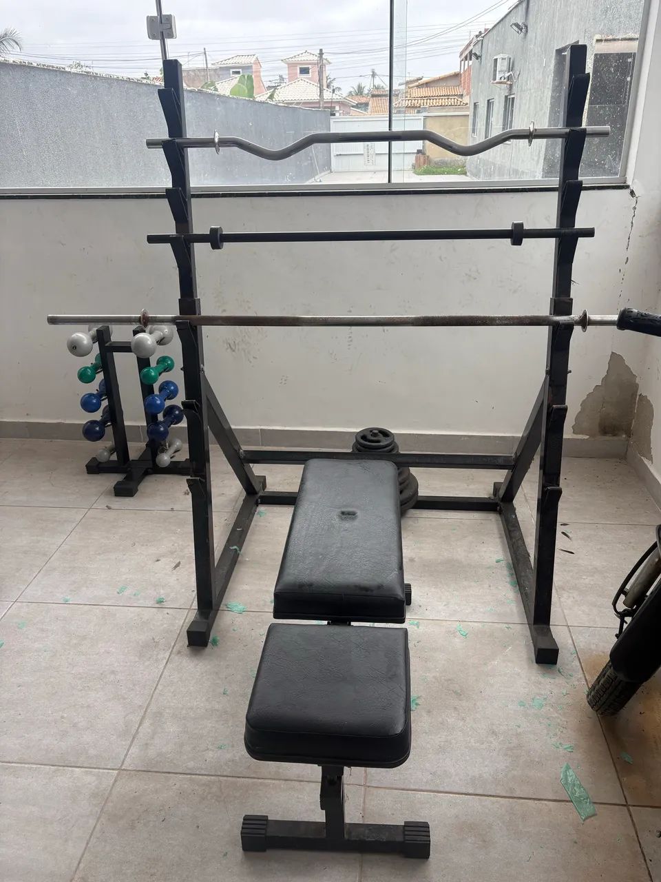 Banco, hacker, barras e 80kg em anilhas