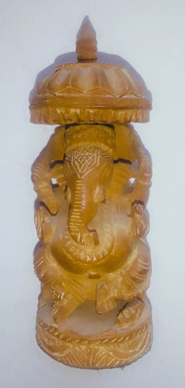 Escultura representando deus Ganesha madeira entalhada á mão de origem indiana - Foto 6