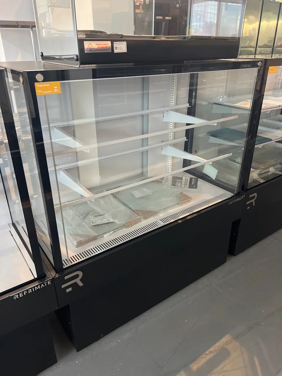 Vitrine refrigerada - Refrimate - Nova 