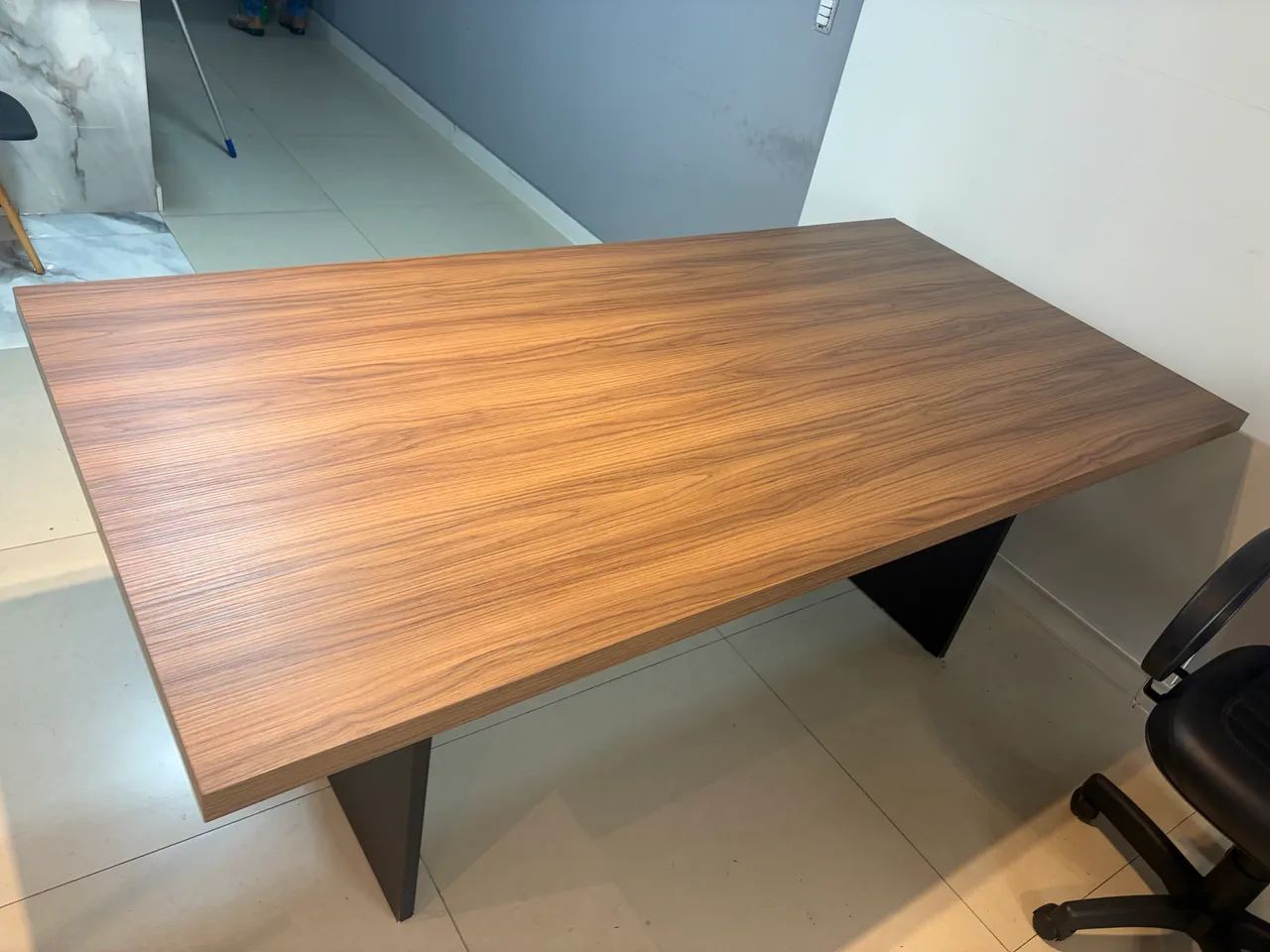 Selling office desk and chairs