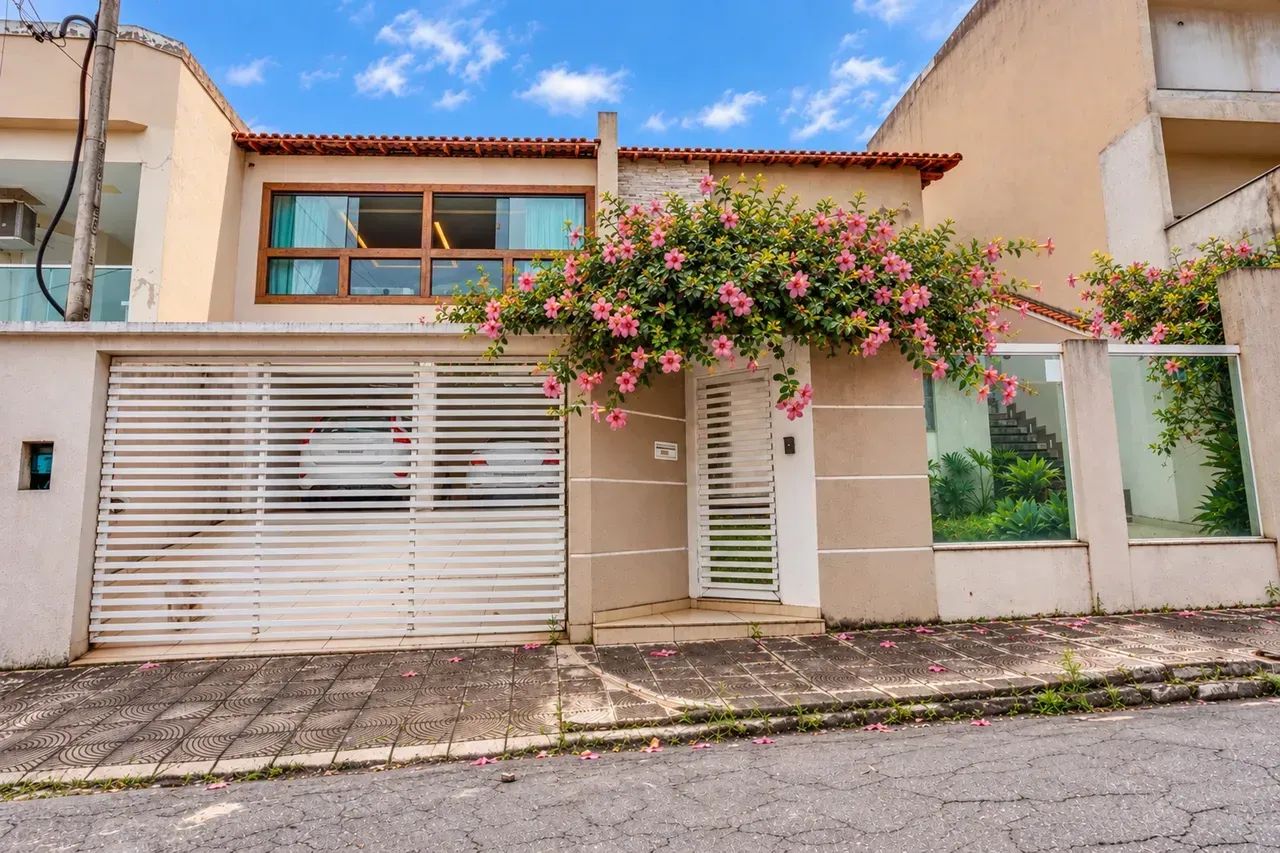 Casa para venda com 280 metros quadrados com 5 quartos
