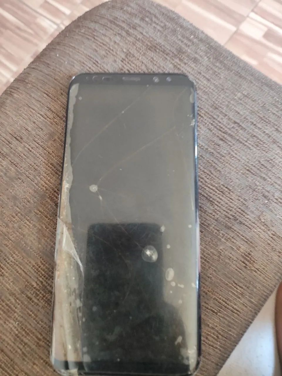 Celular s8+. Com marcas de uso, sem o botão de aumentar e abaixar o volume, funcionando.  - Foto 4