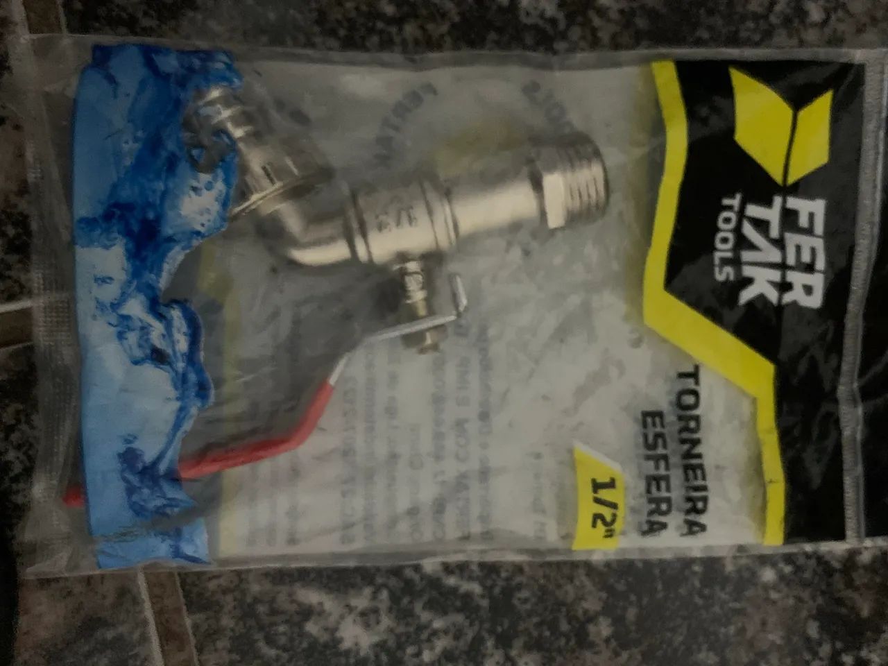 Duas torneiras, 1 torneira de metal e 1 torneira esfera