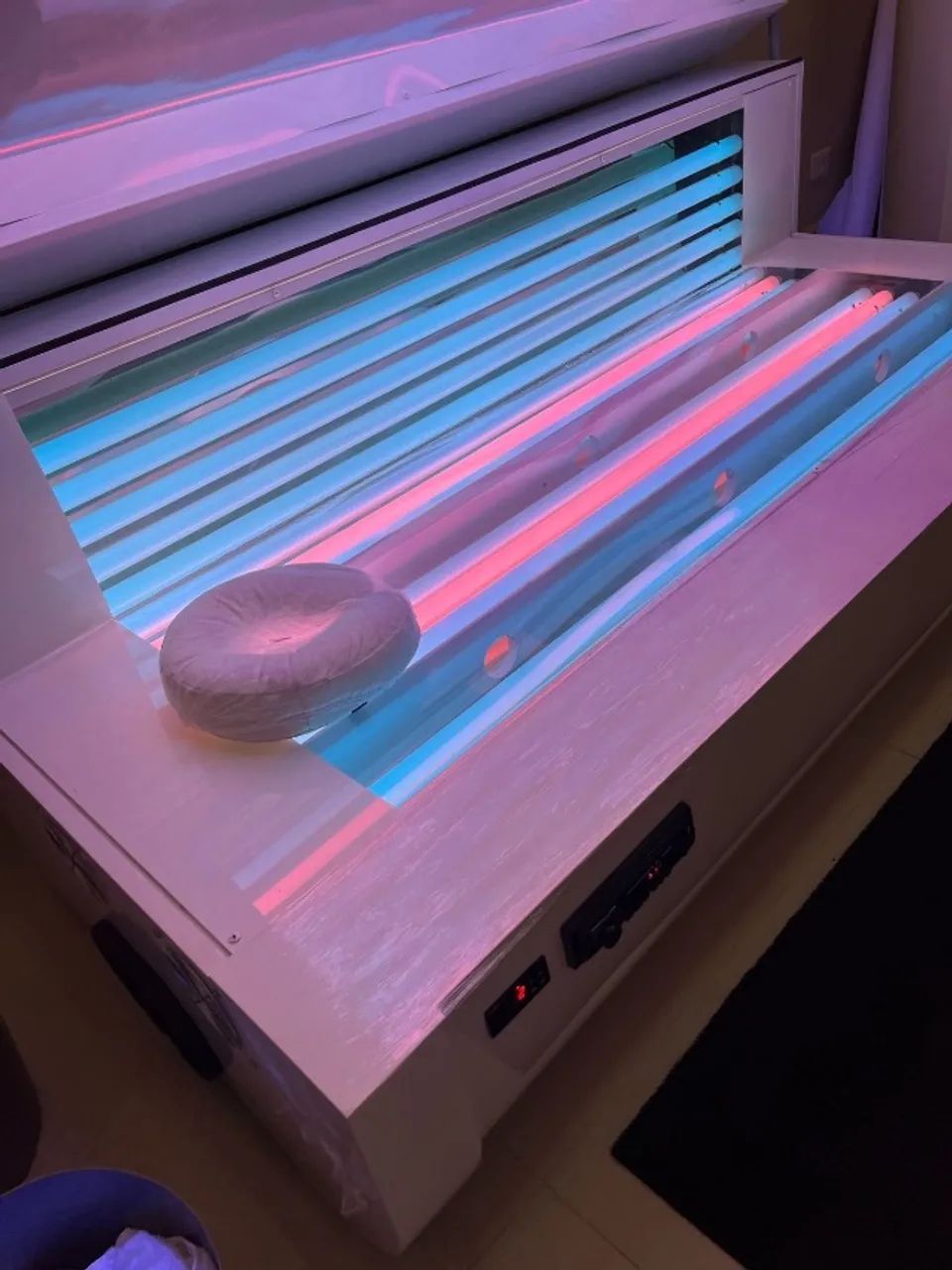     Cama de Bronzeamento Profissional em Excelente Estado