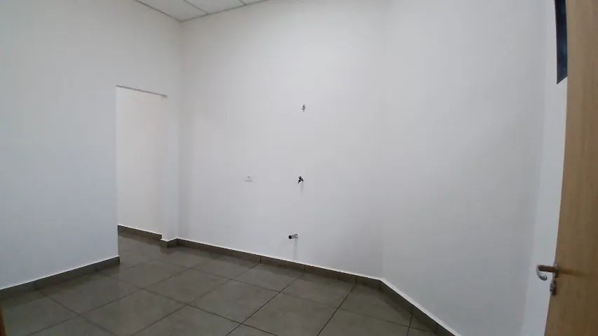 ALUGA-SE SALÃO COMERCIAL