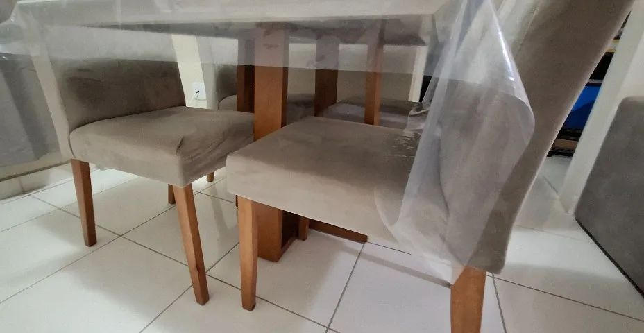 Mesa de jantar retangular com tampo de vidro e 4 cadeiras - Foto 5